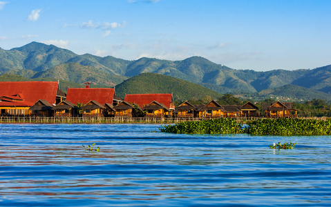 古民居和他们在缅甸茵莱湖上水中的倒影