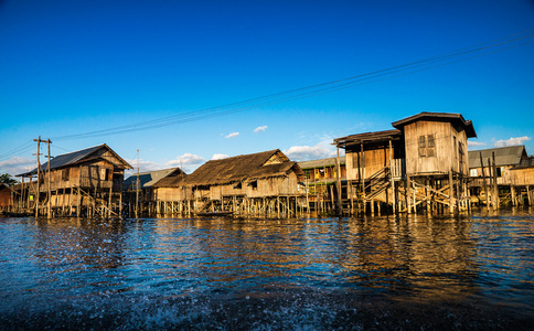 古民居和他们在缅甸茵莱湖上水中的倒影