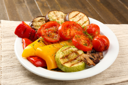 美味烤的蔬菜在盘子上表特写