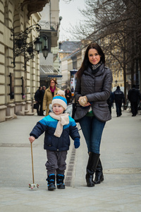 母亲和她的儿子正走在城市
