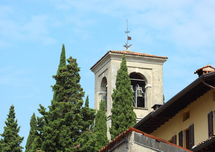 在意大利的老历史村庄的钟塔