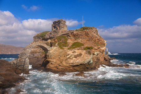 岩石和灯塔上的岛安德罗