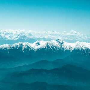 雪山脉景观与蓝蓝的天空