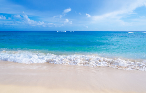 温柔的海浪在夏威夷的沙滩上