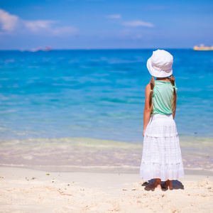 可爱可爱的小女孩，在菲律宾长滩岛岛的热带海滩上