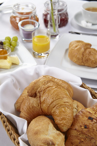 frukostbordet  croissant och brd rulle