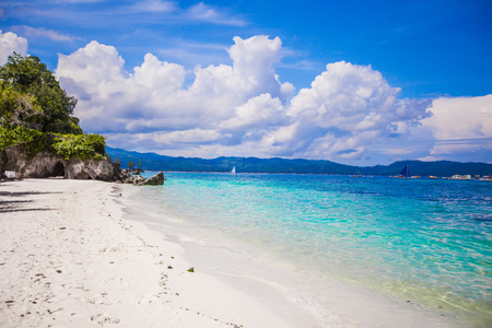 地处热带的海滩和美丽的棕榈树和白色的沙滩，菲律宾