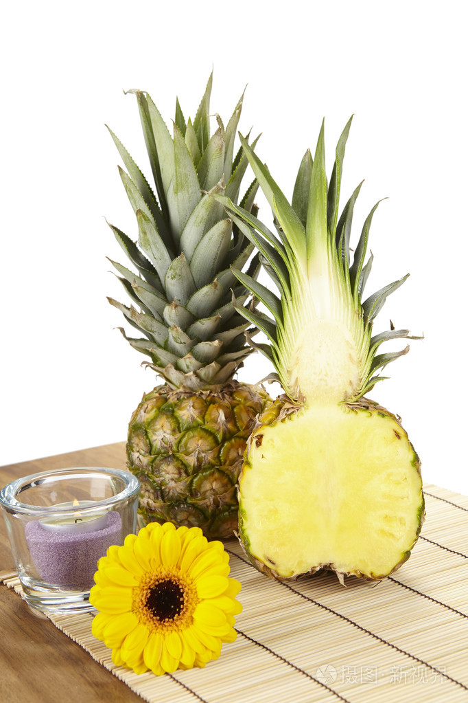 菠萝一半用皂荚木桌面