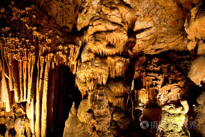 许多的石笋和钟乳石里面的美丽洞穴