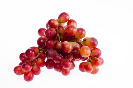 串红葡萄隔离在白色背景上