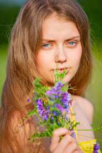 年轻的女孩，一束春天的花朵