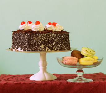 巧克力蛋糕和杏仁蛋白杏仁饼干饼干在点心桌上，健美照片