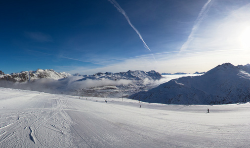 坡上在阿尔卑斯山的滑雪胜地。意大利利维尼奥
