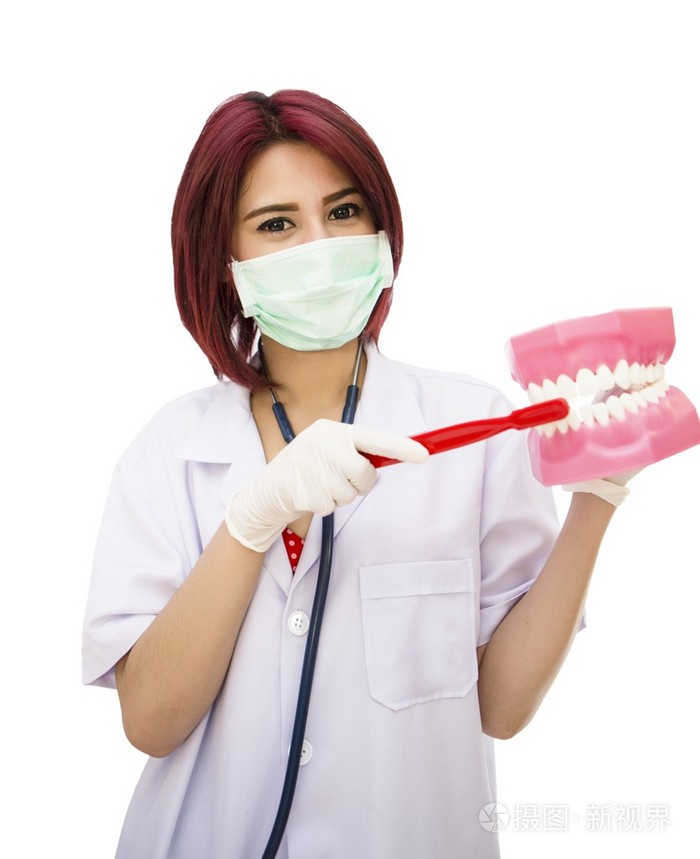 白色背景上的牙科医生