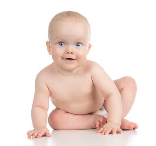 婴儿婴儿女孩蓝眼睛在尿布坐着开心的笑