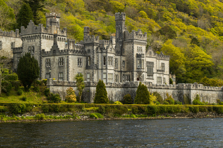 凯尔莫尔修道院，爱尔兰的特写图片