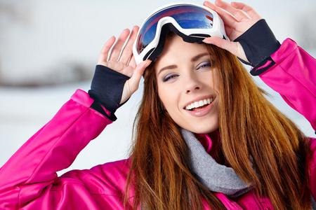 女人穿着滑雪护目镜