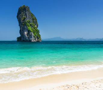 清澈的水和蓝蓝的天空。phra nang 海滩泰国