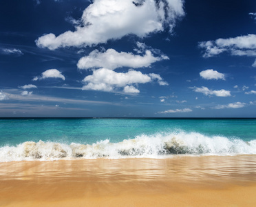 美丽的热带海滩，湛蓝的天空