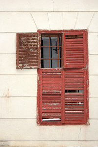 老损坏的木制百叶窗