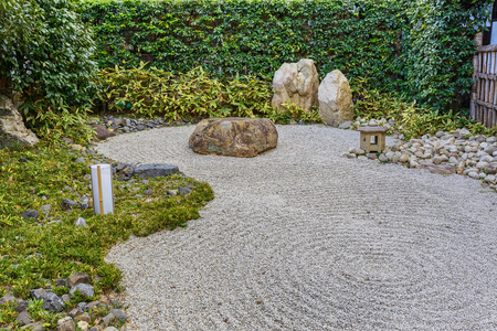 在 shoren 寺在京都的岩石花园