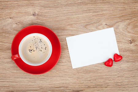 空白的情人节贺卡和红色咖啡杯