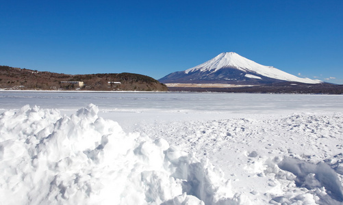 在冬季的富士山和阿希湖图片