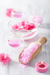 粉红色的花盐和水疗精油