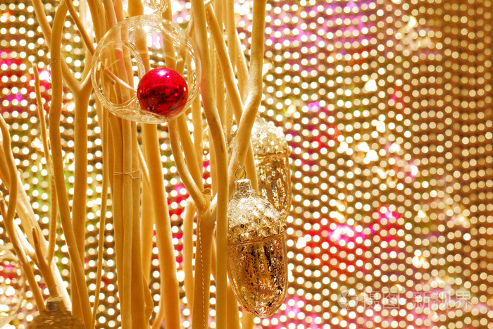 针对金色串珠门帘的美丽圣诞装饰品。
