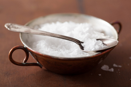 海盐在老式的碗和勺子