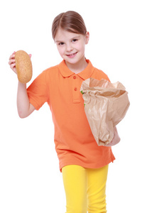 小女孩用小圆面包