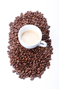 白杯咖啡的咖啡豆背景上