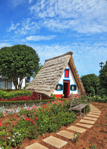 迷人的小屋和小型花园里种花