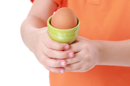 女孩拿着一个鸡蛋