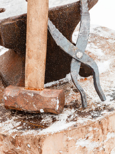 铁砧，钳子和锤子在老铁匠铺