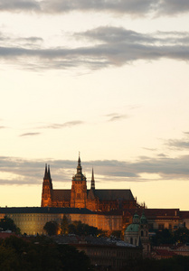 日落之后的照明的布拉格城堡。