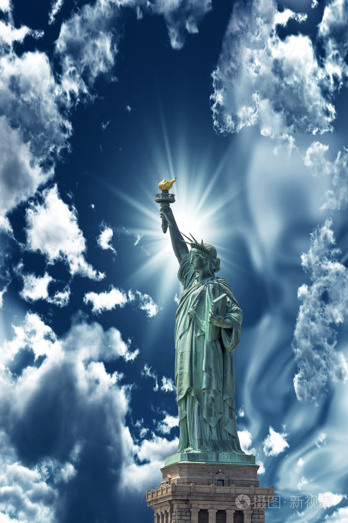 与美丽的天空的自由女神像