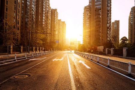 道路和建筑物与日落