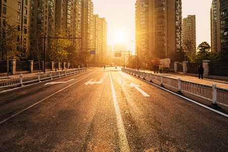 道路和建筑物与日落