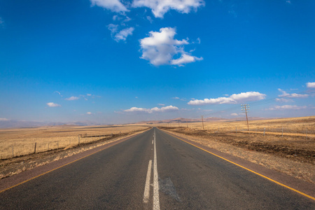 色彩对比长路平坦的风景山色彩对比强烈照片