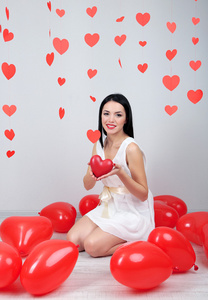 年轻漂亮的女人，用气球在情人节那天的房间里