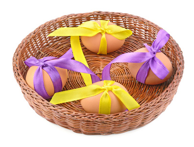 柳条篮的复活节彩蛋