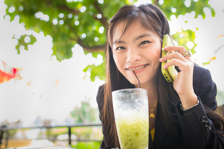 亚洲年轻的职业女性用电话沟通