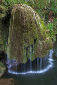 比格尔梯级瀑布在 nera beusnita 三峡国家公园，罗马尼亚