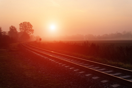 铁轨在秋天多雾的早晨