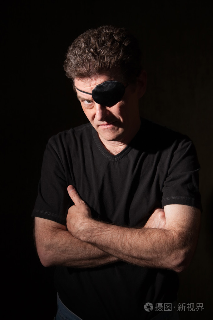 戴着眼罩的男人