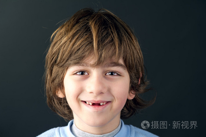 微笑无牙的男孩