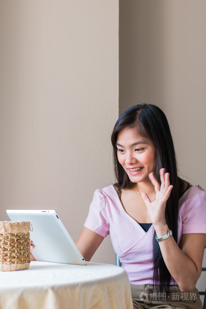 亚洲美女玩平板电脑