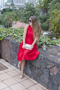 美丽的年轻女子在一件红裙子。特内里费岛