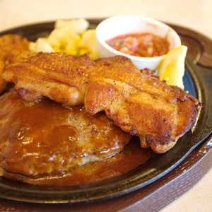 烤的食物鸡肉与蔬菜